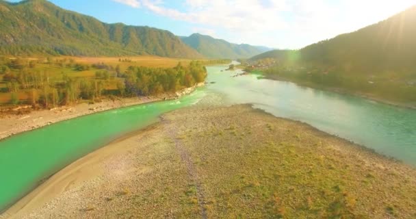 Vuelo de baja altitud sobre el río fresco de montaña rápida con rocas en la soleada mañana de verano. — Vídeos de Stock