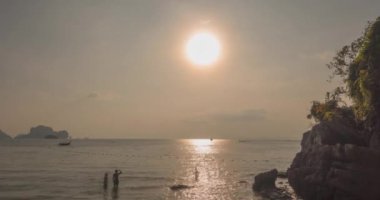 Gün batımında deniz ya da okyanus üzerinde ışık hızının artması. Tropik iklimde sıcak yaz havası. Panoramik hareket.