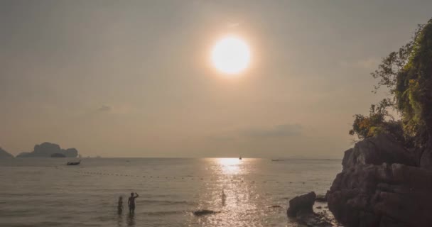 해 가 지면 바다나 바다 위로 빛을 저속 촬영하는 것입니다. 열 대 지방의 더운 여름 날씨입니다. 파노라마의 움직임. — 비디오