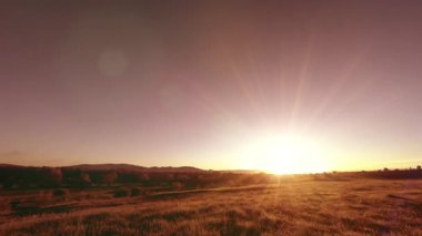 Yazın 4K UHD dağ çayırı zaman dilimi. Bulutlar, ağaçlar, yeşil çimenler ve güneş ışınları hareketi.