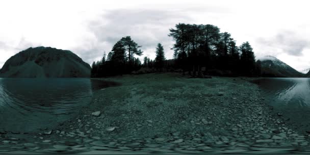 Lago di montagna 360 vr in estate o in autunno. Natura selvaggia e montagna rurale valle. Bosco verde di pini e nuvole veloci sul cielo. — Video Stock