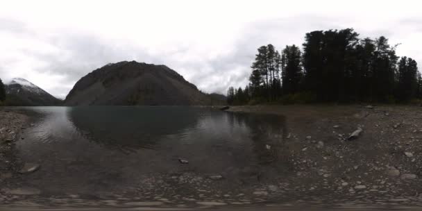 Lac de montagne 360 vr en été ou en automne. Nature sauvage et vallée de montagne rurale. Forêt verte de pins et nuages rapides sur le ciel. — Video