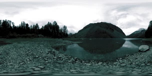 Lago di montagna 360 vr in estate o in autunno. Natura selvaggia e montagna rurale valle. Bosco verde di pini e nuvole veloci sul cielo. — Video Stock