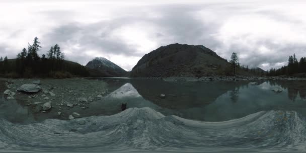 Гірське озеро 360 в літній або осінній час. Дика природа і сільська гірська долина. Зелений ліс соснових дерев і швидкі хмари на небі.. — стокове відео