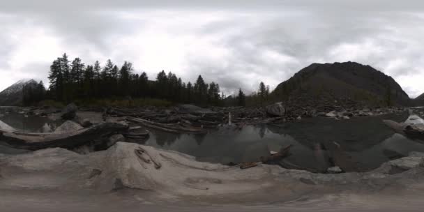 Bergmeer 360 vr in de zomer of herfst. Wilde natuur en landelijk bergdal. Groen bos van dennenbomen en snelle wolken aan de hemel. — Stockvideo