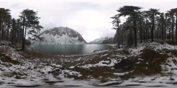 Montanha lago 360 vr no tempo de inverno. Natureza selvagem e monte vale. Floresta verde de pinheiros e nuvens rápidas no céu . — Vídeo de Stock