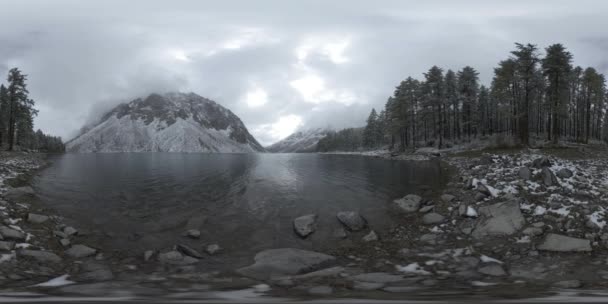 Гірське озеро 360 взимку. Дика природа і гірська долина. Зелений ліс соснових дерев і швидкі хмари на небі.. — стокове відео