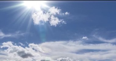 Dağların arkasındaki bulutların zaman çizelgesi. Kar, kayalar, uçurumlar ve derin mavi gökyüzü. Yüksek irtifa.