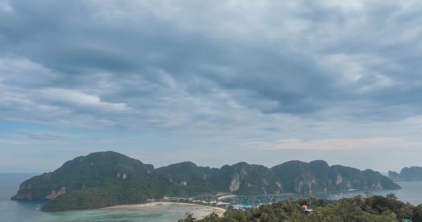 Lapso de tempo de nuvens do dia sobre a maravilhosa baía de Phi Phi ilha paisagem com barcos. Lagoa do mar de Andamão. — Vídeo de Stock