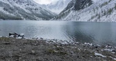Kar Dağı Gölü 'nün zamanı sonbaharda doluyor. Vahşi doğa ve kırsal dağ vadisi. Çam ağaçlarından oluşan yeşil orman ve gökyüzünde dramatik bulutlar. Motorlu doli kaydırma hareketi