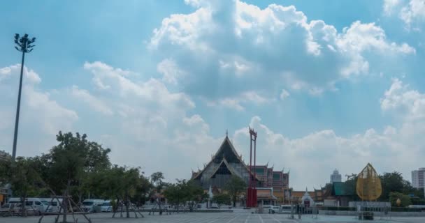 Timelapse di Wat Suthat Tempio, vista da Larn Kon Mueng. Bangkok, Thailandia. NOV 21, 2018 — Video Stock