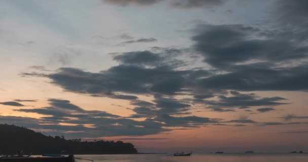 Timelapse ανατολή, από το σκοτάδι στον ήλιο φωτεινή ημέρα, πάνω από τη θάλασσα, κύματα πλένονται — Αρχείο Βίντεο