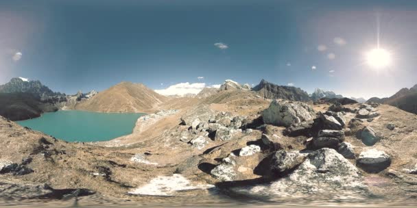 VR Gokyo Ri bergmeer in het winterseizoen. Wild Himalaya 's hoge hoogte natuur en berg vallei. Rotsachtige hellingen bedekt met ijs. — Stockvideo