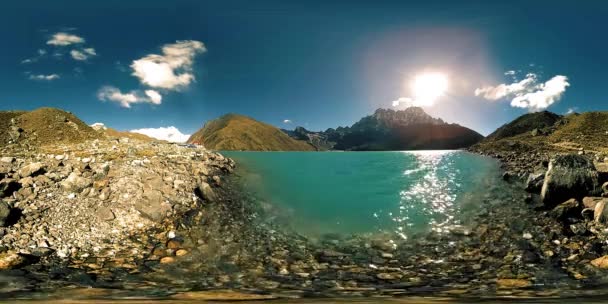 Kış mevsiminde VR Gokyo Ri Dağı Gölü. Vahşi Himalayalar yüksek irtifa doğa ve dağ vadisi. Kayalık yamaçlar buzla kaplı. — Stok video