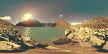 Kış mevsiminde VR Gokyo Ri Dağı Gölü. Vahşi Himalayalar yüksek irtifa doğa ve dağ vadisi. Kayalık yamaçlar buzla kaplı.