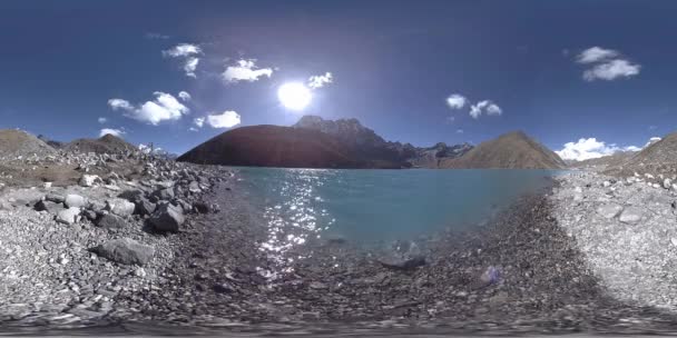 Kış mevsiminde VR Gokyo Ri Dağı Gölü. Vahşi Himalayalar yüksek irtifa doğa ve dağ vadisi. Kayalık yamaçlar buzla kaplı. — Stok video