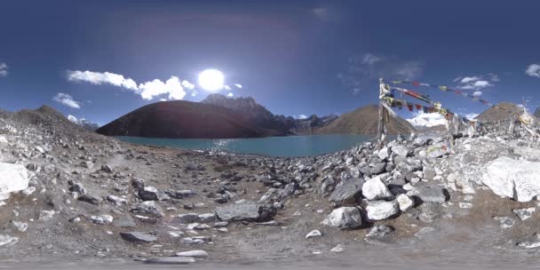 VR Lago de montaña Gokyo Ri en la temporada de invierno. Himalaya salvaje naturaleza de gran altitud y valle del monte. Pendientes rocosas cubiertas de hielo. — Vídeo de stock