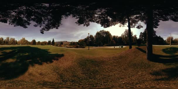 UHD 4K 360 VR Virtual Reality eines Erholungsgebietes im Stadtpark. Bäume und grünes Gras am Herbst- oder Sommertag — Stockvideo