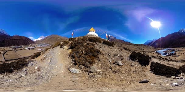 4K VR z vesnice Dingboche a Pheriche v Nepálu, základní bod všudypřítomné základnové stopy. EBC. Buddhistická stúpa na hoře. — Stock video