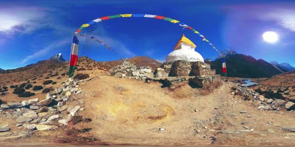 4K VR von Dingboche und dem Dorf Pheriche in Nepal, Ausgangspunkt des ewigsten Basislagers. Die EBC. Buddhistische Stupa auf dem Berg. — Stockvideo