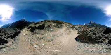 Nepal 'deki Dingboche ve Pheriche köyünün 4K VR' si, Everest ana kamp alanının temel noktası. EBC. Dağdaki Budist aptallığı..
