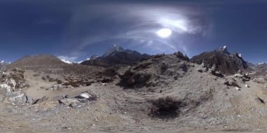 Nepal 'deki Dingboche ve Pheriche köyünün 4K VR' si, Everest ana kamp alanının temel noktası. EBC. Dağdaki Budist aptallığı..