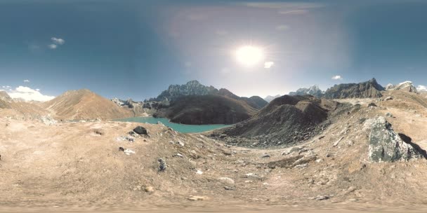 VR Gokyo Ri fjällsjö under vintersäsongen. Wild Himalaya hög höjd natur och berg dal. Klippiga sluttningar täckta med is. — Stockvideo