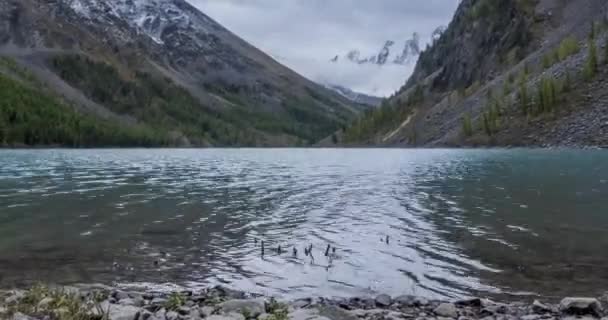 Hegyi tó időeltolódása nyáron vagy ősszel. Vad természet és a vidéki hegyi völgy. Zöld erdő fenyőfákkal és gyors felhőkkel az égen. Motoros babacipő mozgása — Stock videók