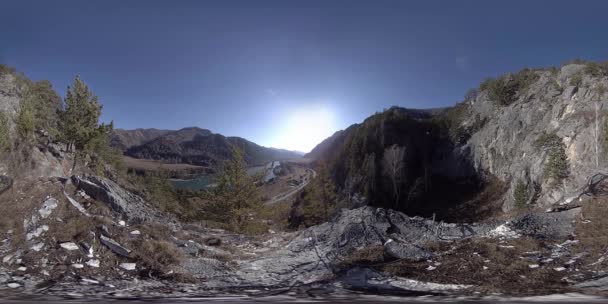 VR de una escena de montaña en la época soleada de otoño. Montañas salvajes, pinos y enormes rocas . — Vídeos de Stock