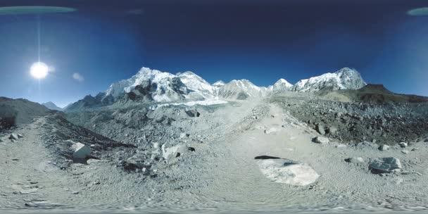 360 VR του Everest Base Camp στον παγετώνα Khumbu. Κοιλάδα Κούμπου, εθνικό πάρκο Σαγκαρμάθα, Νεπάλ των Ιμαλαΐων. Διαδρομή γραμμής EBC κοντά στο Gorak Shep. — Αρχείο Βίντεο