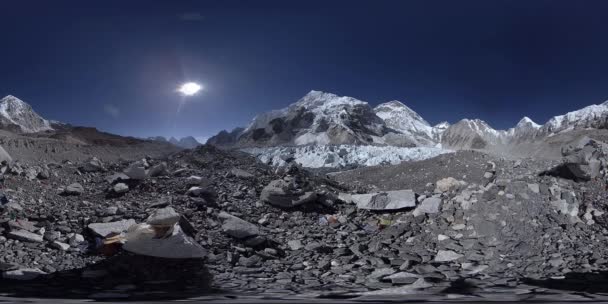 位于昆布冰川的珠穆朗玛峰基地营地360伏。喜马拉雅山尼泊尔萨加玛塔国家公园Khumbu山谷。Gorak Shep附近的EBC轨道路线. — 图库视频影像