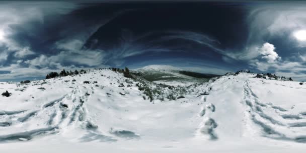 UHD 4K 360 VR av snöklädda toppar. Solljuset på toppen och islandskapet. Frysta vinterstenar — Stockvideo