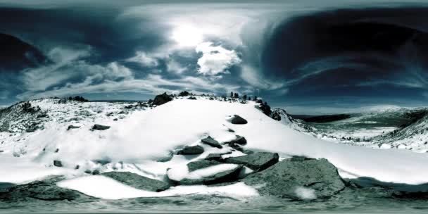 UHD 4K 360 VR z pokrywą śnieżną. Światło słoneczne na szczycie i krajobraz lodu. Zimowe zamrożone skały — Wideo stockowe