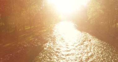 Güneşli yaz sabahında kayalarla birlikte taze, hızlı dağ nehri üzerinde alçak irtifa uçuşu..