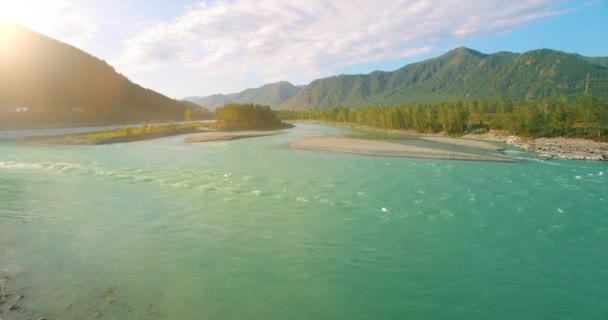 Volo a bassa quota sul fresco fiume di montagna veloce con rocce al soleggiato mattino d'estate. — Video Stock