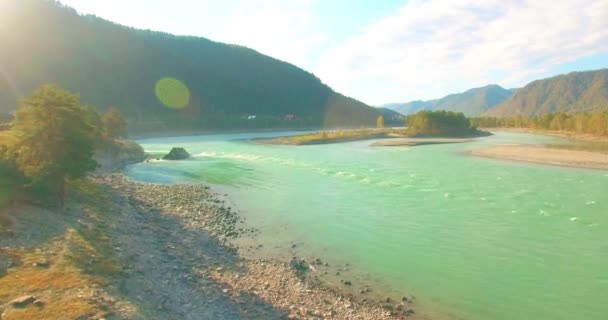 Tiefflug über frischen schnellen Gebirgsfluss mit Felsen an sonnigem Sommermorgen. — Stockvideo