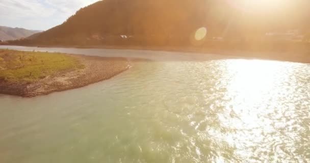 Laaggelegen vlucht over verse snelle bergrivier met rotsen op zonnige zomerochtend. — Stockvideo