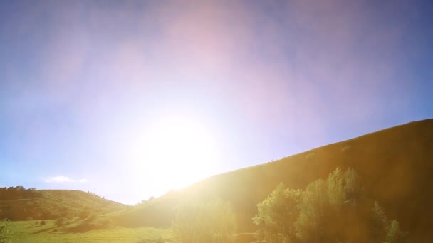 4K UHD montagna prato timelapse durante l'estate. Nuvole, alberi, erba verde e raggi del sole movimento. — Video Stock