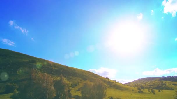 4K UHD horské louky čas vypršel v létě. Mraky, stromy, zelená tráva a sluneční paprsky pohyb. — Stock video