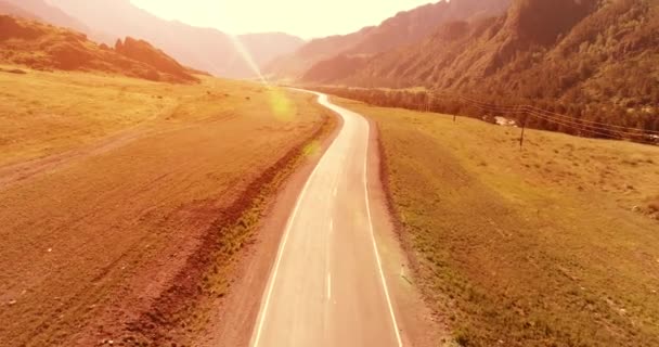 Vuelo sobre carretera asfaltada montaña carretera y prado — Vídeos de Stock