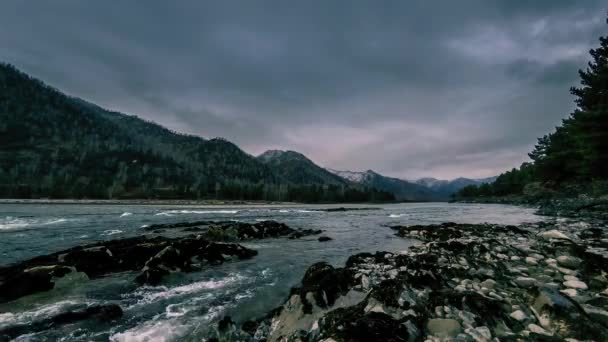 Časový skluz řeky poblíž horského lesa. Obrovské skály a rychlé pohyby mraků. — Stock video