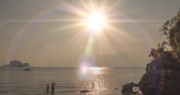 Tijdsverloop van lichtstralen over zee of oceaan bij zonsondergang. Heet zomerweer bij tropisch weer. Panoramische beweging. — Stockvideo