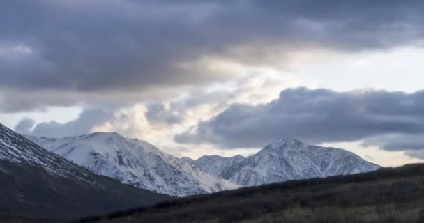 Хронометраж эпических облаков на горном медоу осенью. Бесконечная дикая природа с снежным небом. Быстрое движение — стоковое видео
