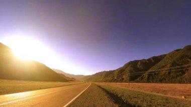 Yaz ya da sonbahar günbatımında gün batımında dağ yolu zamanı. Vahşi doğa ve kırsal alan.