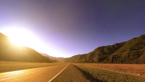 Gebirgsstraßen-Zeitraffer zur Zeit des Sonnenaufgangs im Sommer oder Herbst. Wilde Natur und ländlicher Raum. — Stockvideo