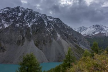Sonbahar zamanı Dağ Vadisi 'ndeki destansı bulutların zamanı. Uçsuz bucaksız bir doğa ve kar fırtınası.