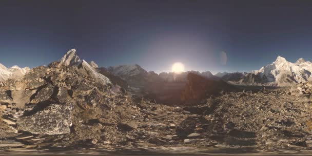 UHD 4K 360 VR du coucher de soleil doré du mont Everest. La lumière du soleil sur le sommet — Video