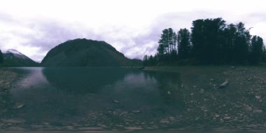 Dağ Gölü 360 Vr yaz veya sonbahar zamanı. Vahşi doğa ve kırsal dağ vadisi. Çam ağaçlarından yeşil orman ve gökyüzünde hızlı bulutlar.