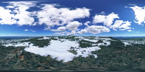 UHD 4K 360 VR tijdspanne van besneeuwde mount top. Het zonlicht op de top en het ijslandschap. Winterbevroren rotsen — Stockvideo