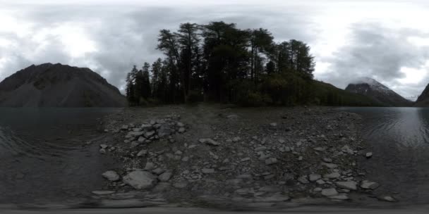 夏または秋の時間に山の湖360 vr 。野生の自然と農村部のマウントバレー。松の緑の森と空の速い雲. — ストック動画